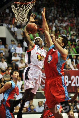 詹姆斯篮下强打稳定胜局