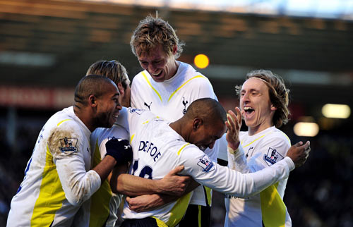 这个拉拉队员手里拿的是啥？