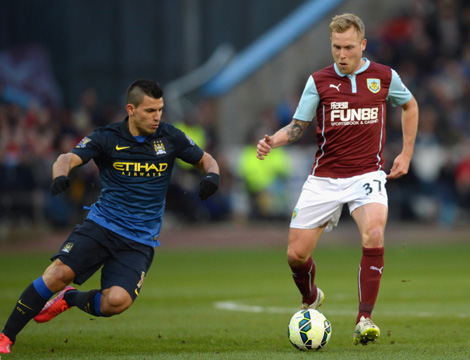 泰州举办“苏超泰州英雄大会”，市民夹道欢迎泰州队将士凯旋